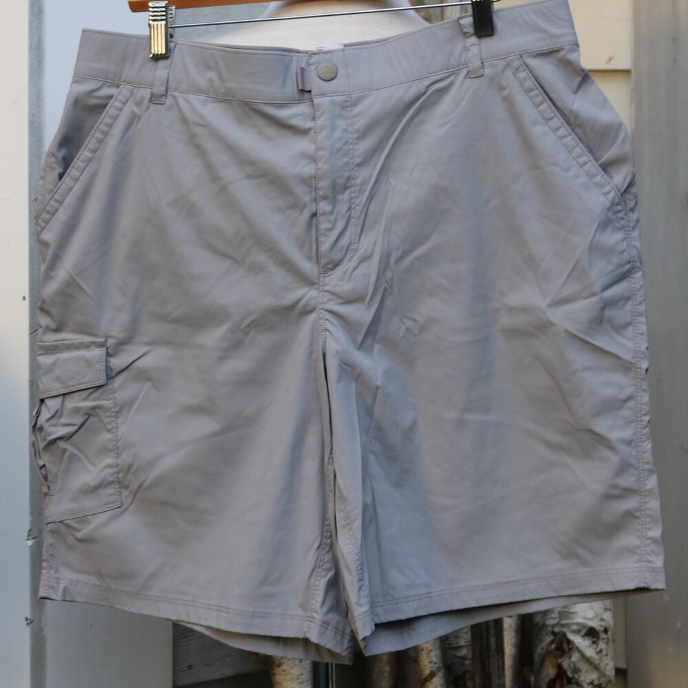 LL Bean Tropicwear Grey Stretch Nylon Multi Pocket Cargo Hiking Shorts Sz LARGE